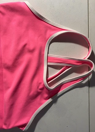 Brassière Under Armour, marque: Under Armour, état: Neuf sans étiquette, taille: 85B, 8,00 €, 9,10 € Protection acheteurs incluse