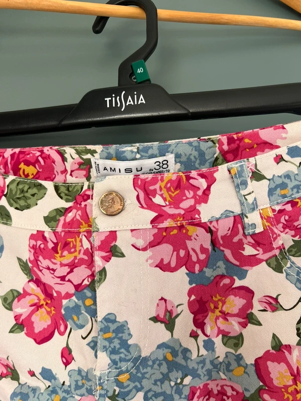 Short d’été à motifs fleuris - très bon état taille 38 - photo numéro 2