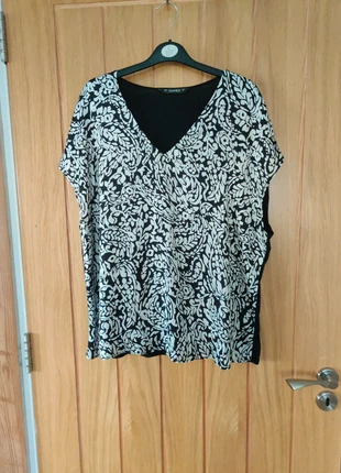 Women's Black & White Patterned V-Neck Top plus size, brand: Dunnes Stores, condition: Very good, size: XXL / 44 / 16, €2.00, €2.80 includes Buyer Protection
