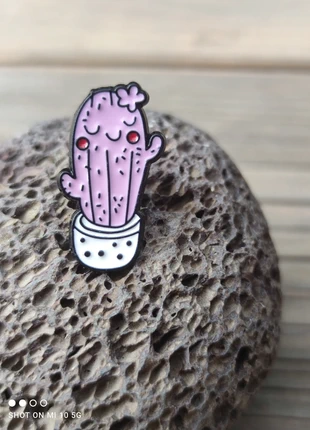 Pin's Cactus Mignon mauve, brand: Cactus, condition: Very good, €3.40, €4.27 includes Buyer Protection