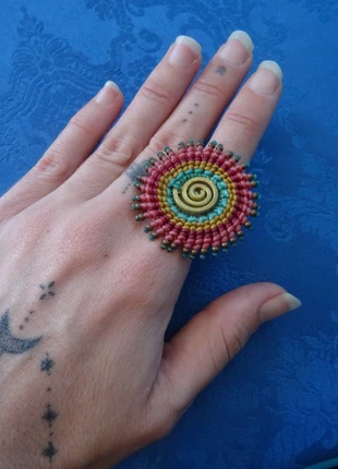 Anillo grande artesanal de Macramé y Latón Hippie Boho chic, marca: Hippie, estado: Muy bueno, tamaño: Ajustable, 12,00 €, 13,30 € Protección al comprador incluida