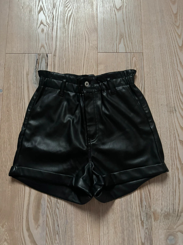 Short noir simili cuir 1