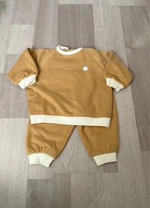 Conjunto sudadera & pantalón contraste ZARA, brand: Zara, condizioni: Nuovo con cartellino, taglia: 6-9 mesi / 68 cm, €16.90, €18.45 include la Protezione acquisti