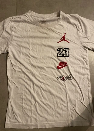 t-shirt nike et jordan, marque: Nike, état: Très bon état, taille: 13 ans / 158 cm, 4,00 €, 4,90 € Protection acheteurs incluse