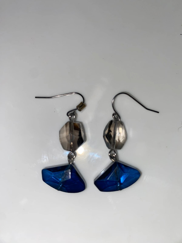 Pair hanging dangly silvertone metal pierced earrings blue clear faceted glass 1