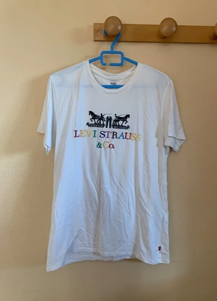 🤍 T-shirt Levi’s – Taille M, merk: Levi's, staat: Heel goed, maat: M, € 5,00, € 5,95 inclusief Kopersbescherming