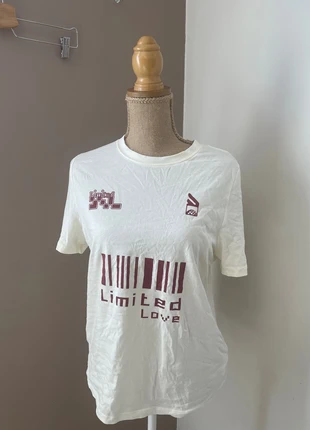 TEE shirt code barre, marke: Jennyfer, zustand: Sehr gut, größe: XS / 34 / 6, 2,00 €, 2,80 € inklusive Vinted-Käuferschutz