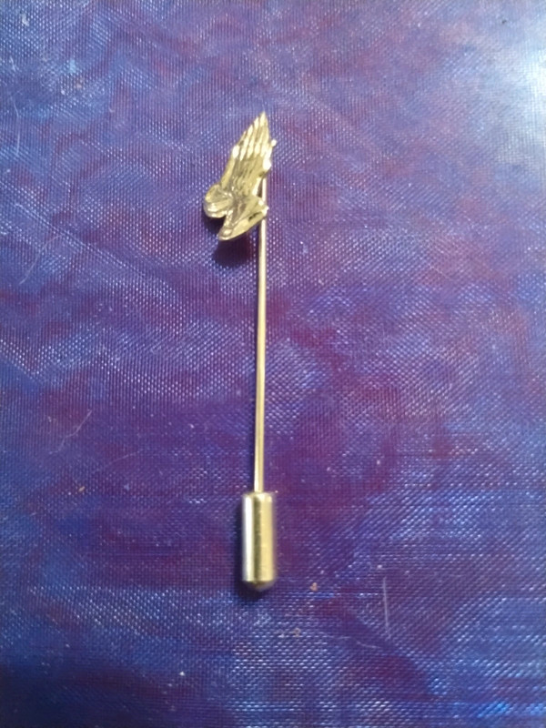 Beautiful praying hands gold stick pin 2