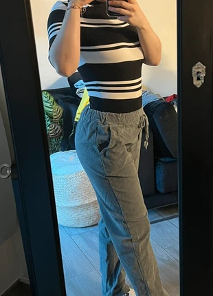 Pantalon velours gris, état: Neuf sans étiquette, taille: S / 36 / 8, 6,00 €, 7,00 € Protection acheteurs incluse