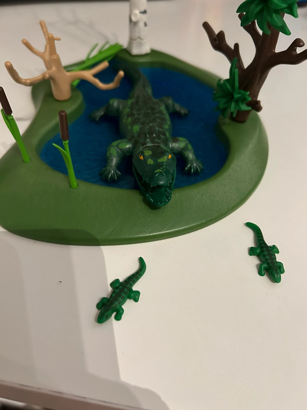Alligator playmobil avec 2 bébés dans sa mare 2