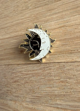 Maan en Ster pin., merk: Moon and Stars, staat: Nieuw zonder prijskaartje, € 3,95, € 4,85 inclusief Kopersbescherming