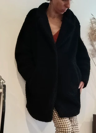 Manteau noir mi long oversize peluche type peau de mouton, marque: H&M, état: Bon état, taille: S / 36 / 8, 16,00 €, 17,50 € Protection acheteurs (Pro) incluse
