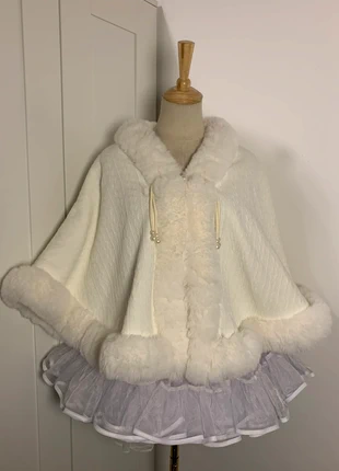 Cozy Elegant Wintercore Lolita Cape – White Fur Trim037, marke: Lolita, zustand: Sehr gut, größe: Einheitsgröße, 46,90 €, 49,95 € inklusive Vinted-Käuferschutz