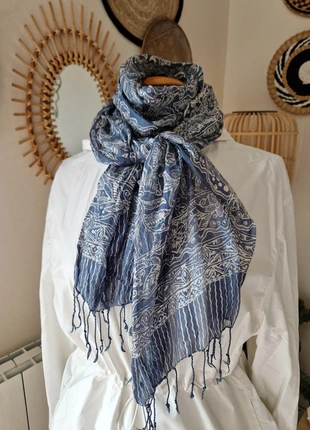 🌸Joli foulard echarpe en soie bleu grise imprimé floral vintage 150x40 cm, merk: Vintage, staat: Heel goed, € 7,00, € 8,05 inclusief Kopersbescherming Pro