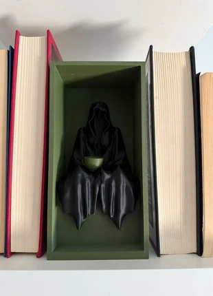 Suriel Book Nook Grim Reaper Sitting Bookshelf Dark Green Bookish Decor, merk: Eternal Scream, staat: Nieuw zonder prijskaartje, € 22,90, € 24,75 inclusief Kopersbescherming Pro