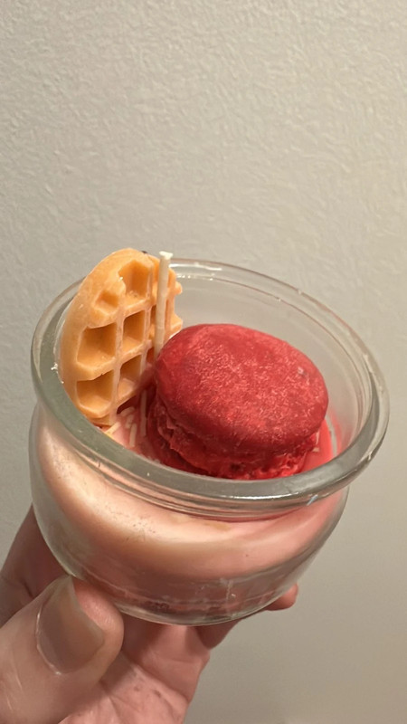 Bougie macaron fraise en cire de soja