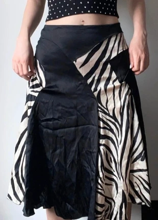 🦓 Asymmetric zebra midi skirt, marca: Top Vintage, estado: Muy bueno, tamaño: S / 36 / 8, 25,00 €, 26,95 € Protección al comprador incluida