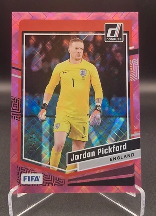 2023-24 Panini Donruss Jordan Pickford pink diamond /25, merk: Panini, staat: Nieuw zonder prijskaartje, € 8,00, € 9,10 inclusief Kopersbescherming