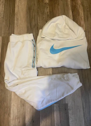 Ensemble Nike Sportswear Repeat | Taille S hommes | Blanc, marque: Nike, état: Très bon état, taille: S, 80,00 €, 84,70 € Protection acheteurs incluse