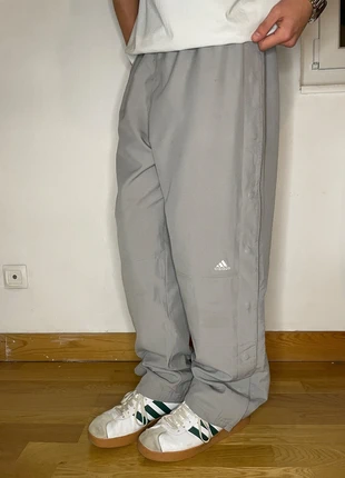 TrackPant Parachute Bouton Pression Adidas Gris Vintage | M, brand: adidas, condizioni: Ottime, taglia: M, €26.00, €28.00 include la Protezione acquisti