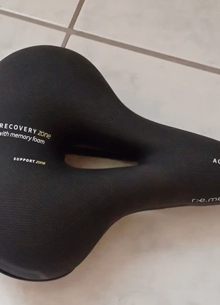 Selle de vélo neuve, marque: Decathlon, état: Très bon état, 9,50 €, 10,68 € Protection acheteurs incluse