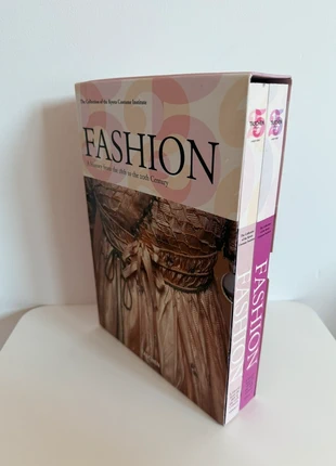 Fashion - A History from 18th to 20th Century - 2 boeken Taschen, état: Très bon état, 40,00 €, 42,70 € Protection acheteurs incluse