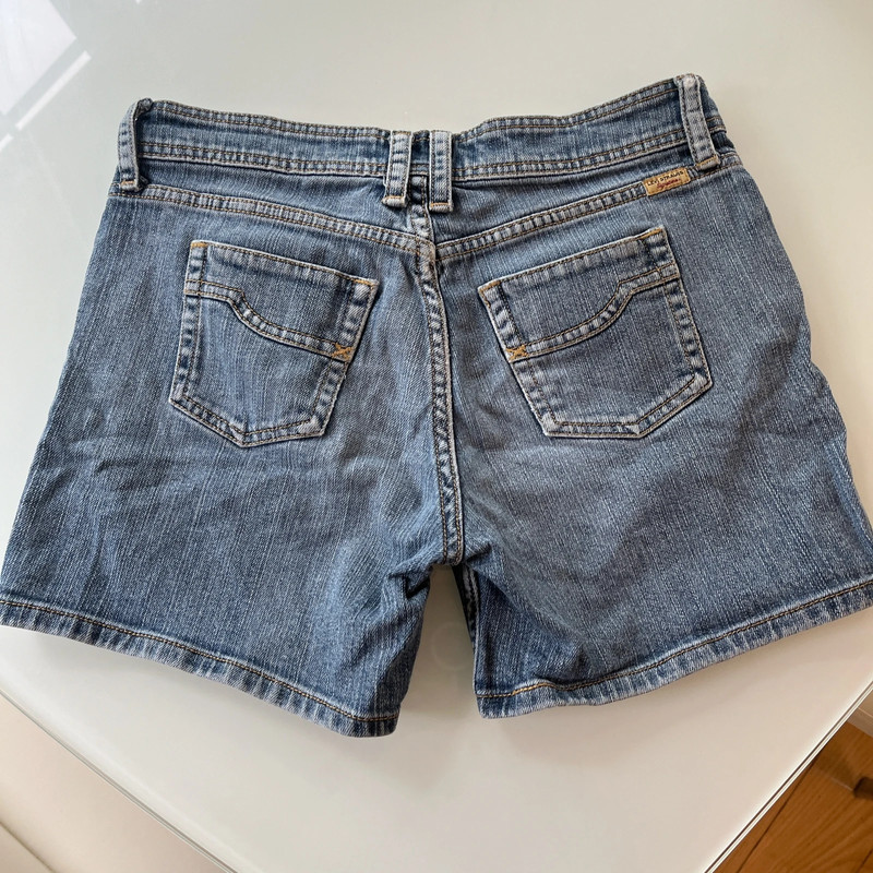 Levi’s signature shorts. Size 6. Excellent condition 2