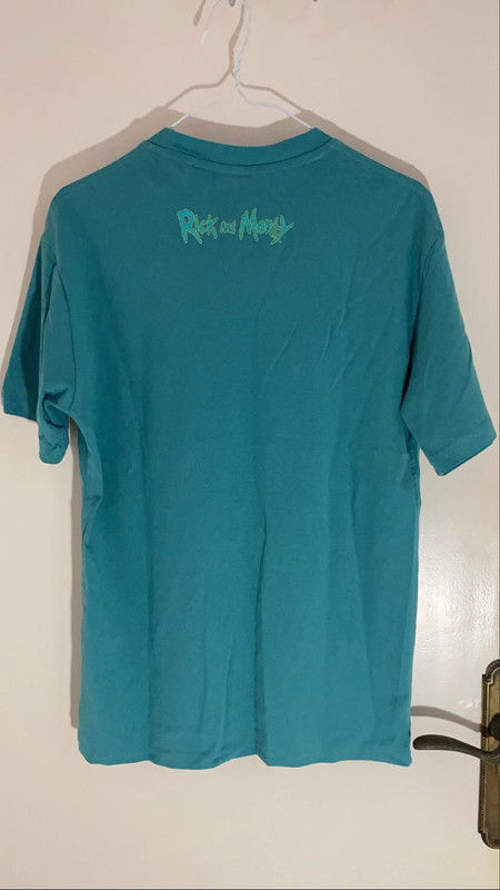 Pull and bear camiseta rick y morty hotsell