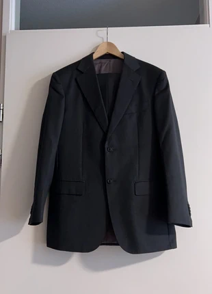 Zwart pak voor mannen met violetkleurige binnenzijde, marca: De Bijenkorf, estado: Muy bueno, tamaño: M, 20,00 €, 21,70 € Protección al comprador incluida