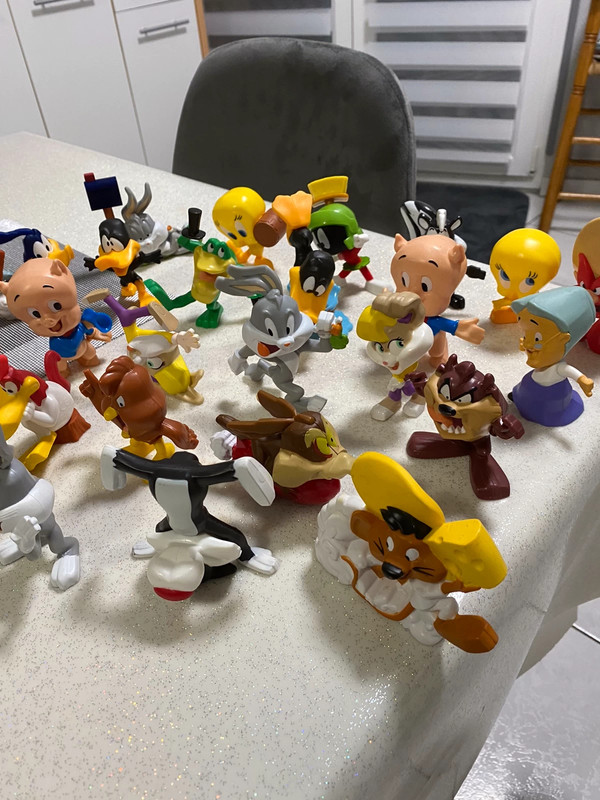 Looney 2024 tunes figurines