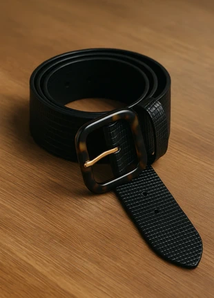Zwarte riem met goudkleurige gesp – 105 cm, état: Très bon état, taille: 105 cm, 5,00 €, 5,95 € Protection acheteurs incluse