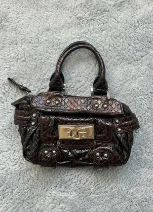Sac à main vintage y2k Guess effet crocodile couleur marron foncé, marke: GUESS, zustand: Sehr gut, 51,00 €, 54,25 € beinhaltet Vinted-Käuferschutz Pro