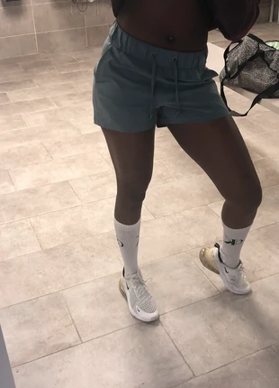 Short de sport Lululemon| 6/M/38 Tall fashion |Idéal pour l’athleisure, merk: Lululemon, staat: Heel goed, maat: M / 38 / 10, € 30,00, € 32,20 inclusief Kopersbescherming