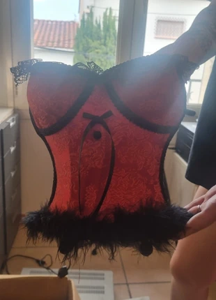 Superbe lampe-corset rouge et noire pour une ambiance boudoir chic et audacieuse, état: Bon état, 45,00 €, 47,95 € Protection acheteurs (Pro) incluse