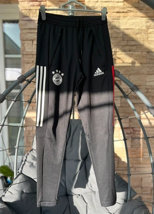 Jogging Adidas FC Bayern Munich, marque: adidas, état: Très bon état, taille: XS, 10,00 €, 11,20 € Protection acheteurs incluse