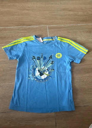 t-shirt adidas, brand: adidas, condizioni: Ottime, taglia: 4 anni / 104 cm, €4.00, €4.90 include la Protezione acquisti