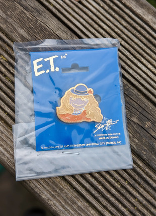 E.T The Extra Terrestrial Wig Scene Pin Badge Vintage Rare 1982