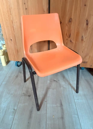 🪑 Chaise enfant vintage années 70 – Métal marron & assise orange, marque: brocante, état: Bon état, 15,00 €, 16,45 € Protection acheteurs (Pro) incluse