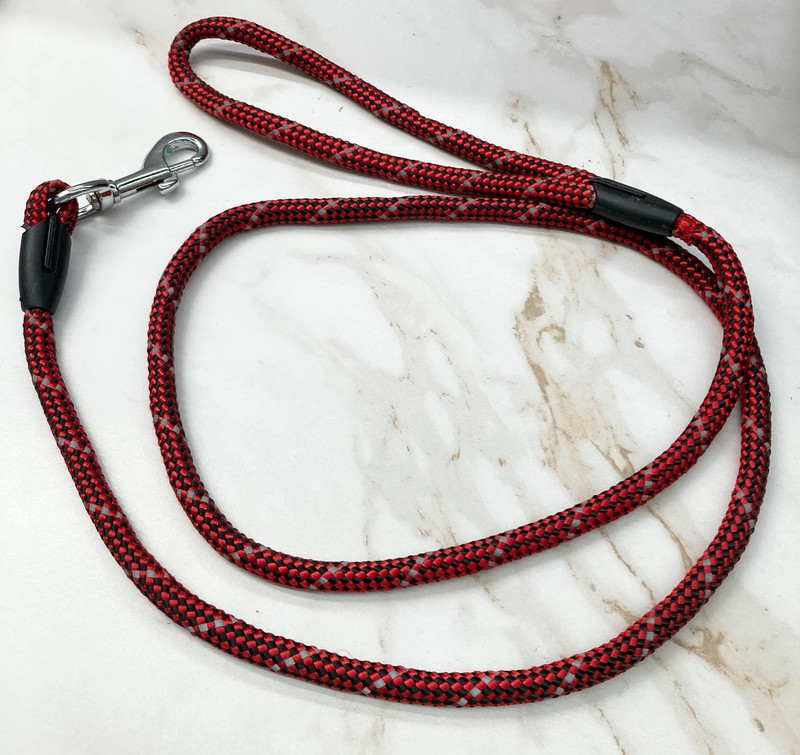 Guinzaglio Rosso lunghezza 130cm diametro 1cm Guinzaglio Rosso lunghezza 130cm diametro 1cm