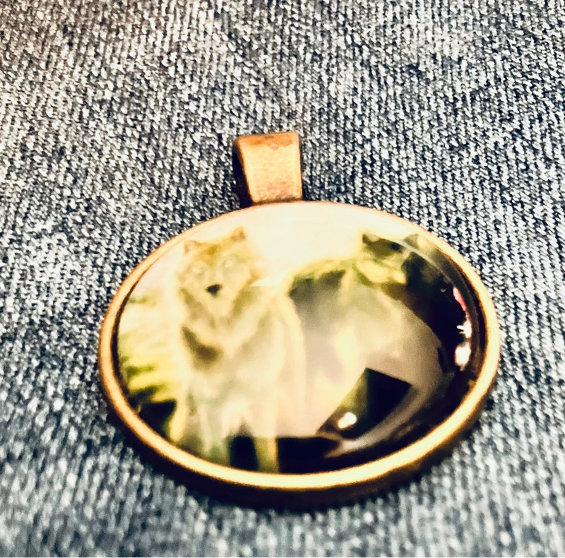 Wolves pendant 2