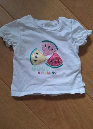 2 t shirt Okaidi, merk: Okaïdi, staat: Heel goed, maat: 1-3 maanden / 56 cm, € 3,00, € 3,85 inclusief Kopersbescherming