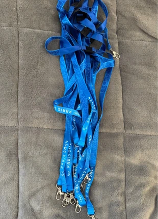 Lot de 20 tours de cou des Jeux de Paris 2024 - Bleu officiel - JO - JP, merk: Le Coq Sportif, staat: Heel goed, maat: Universele maat, € 6,00, € 7,00 inclusief Kopersbescherming