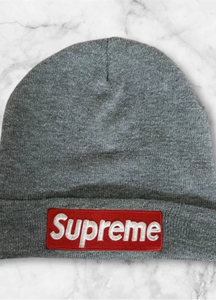 Bonnet suprême gris en très bon état avec logo brodé écris blanc sur rouge, marque: Supreme, état: Très bon état, taille: S, 45,00 €, 47,95 € Protection acheteurs incluse
