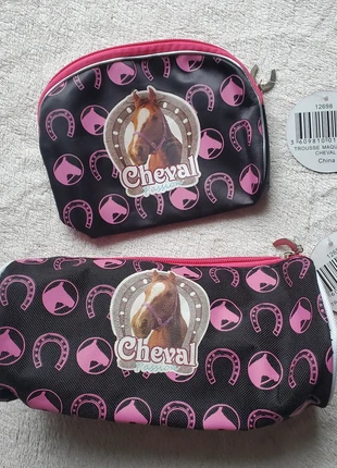 1 trousse scolaire et une trousse à maquillage cheval passion (3 + 1 offert dans tout le dressing), marque: cheval passion, état: Très bon état, 7,00 €, 8,05 € Protection acheteurs (Pro) incluse