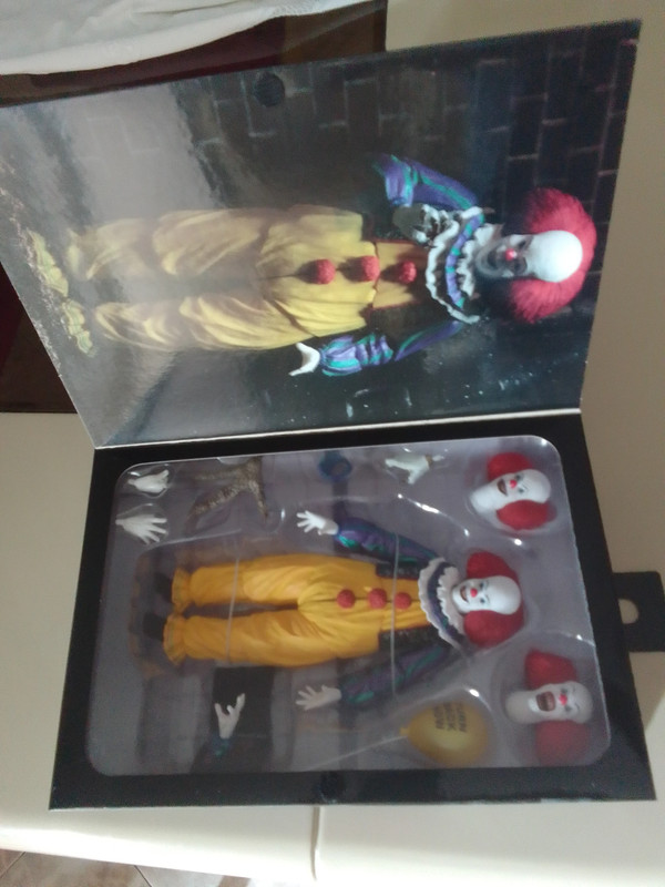 Action figure Pennywise NECA versione 2 dal film "It" 3