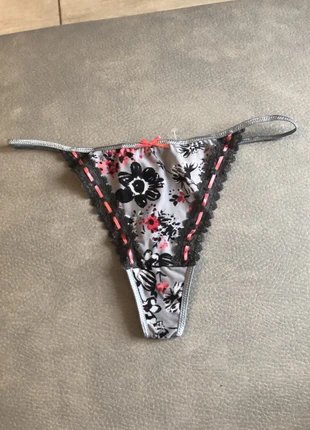 String à motif , marque: Charlott', état: Neuf avec étiquette, taille: M / 38 / 10, 9,99 €, 11,19 € Protection acheteurs incluse