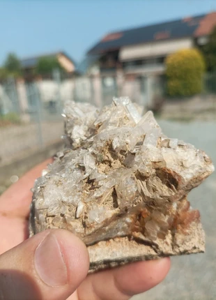 Particolare drusa di quarzi con spalmature ferrose alla base, merk: Mineralogie, staat: Nieuw met prijskaartje, € 4,00, € 4,90 inclusief Kopersbescherming
