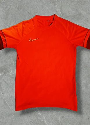 T-shirt Nike Dri-FIT Orange – Taille M – Très Bon État, marke: Nike, zustand: Sehr gut, größe: M, 5,00 €, 5,95 € inklusive Vinted-Käuferschutz