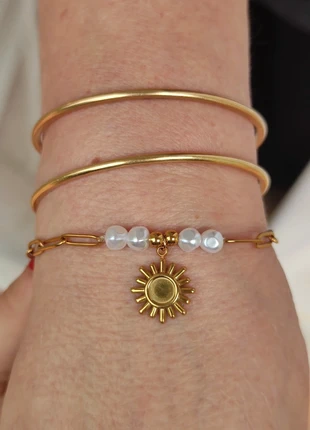 Bracelet maille trombone et perles blanches et dorées avec pendentif soleil doré - Acier, merk: Soleil, staat: Nieuw zonder prijskaartje, € 9,00, € 10,15 inclusief Kopersbescherming Pro