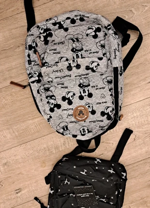 2 rugtasjes waarvan de zwarte nieuw is en de Mickey Mouse in prima staat, marque: Mickey Mouse, état: Neuf avec étiquette, 9,00 €, 10,15 € Protection acheteurs incluse